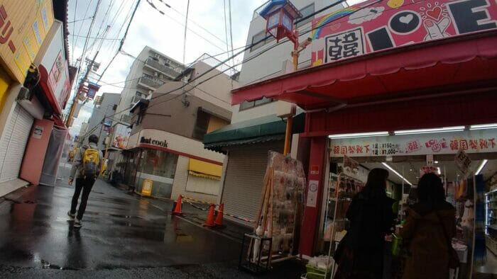 生野コリアタウン通り雨